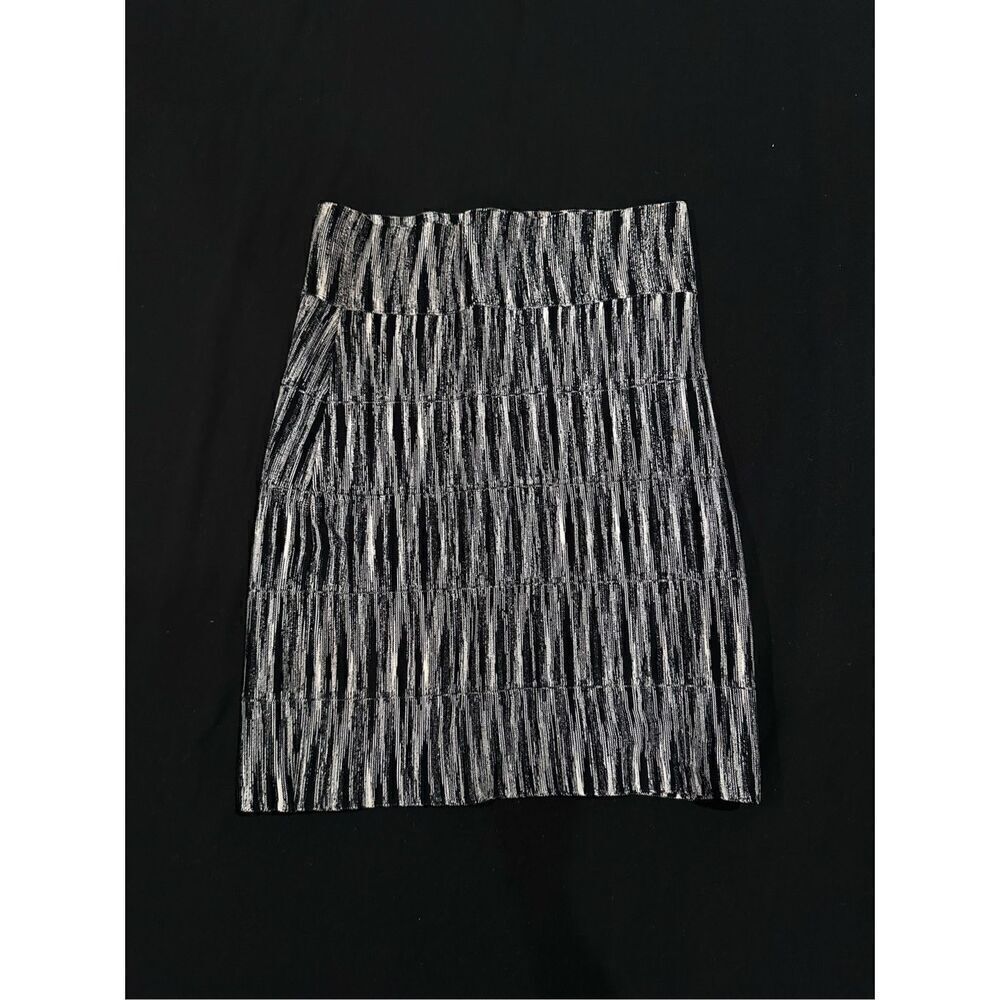BCBG SIZE S women’s skirt bandage black and white design